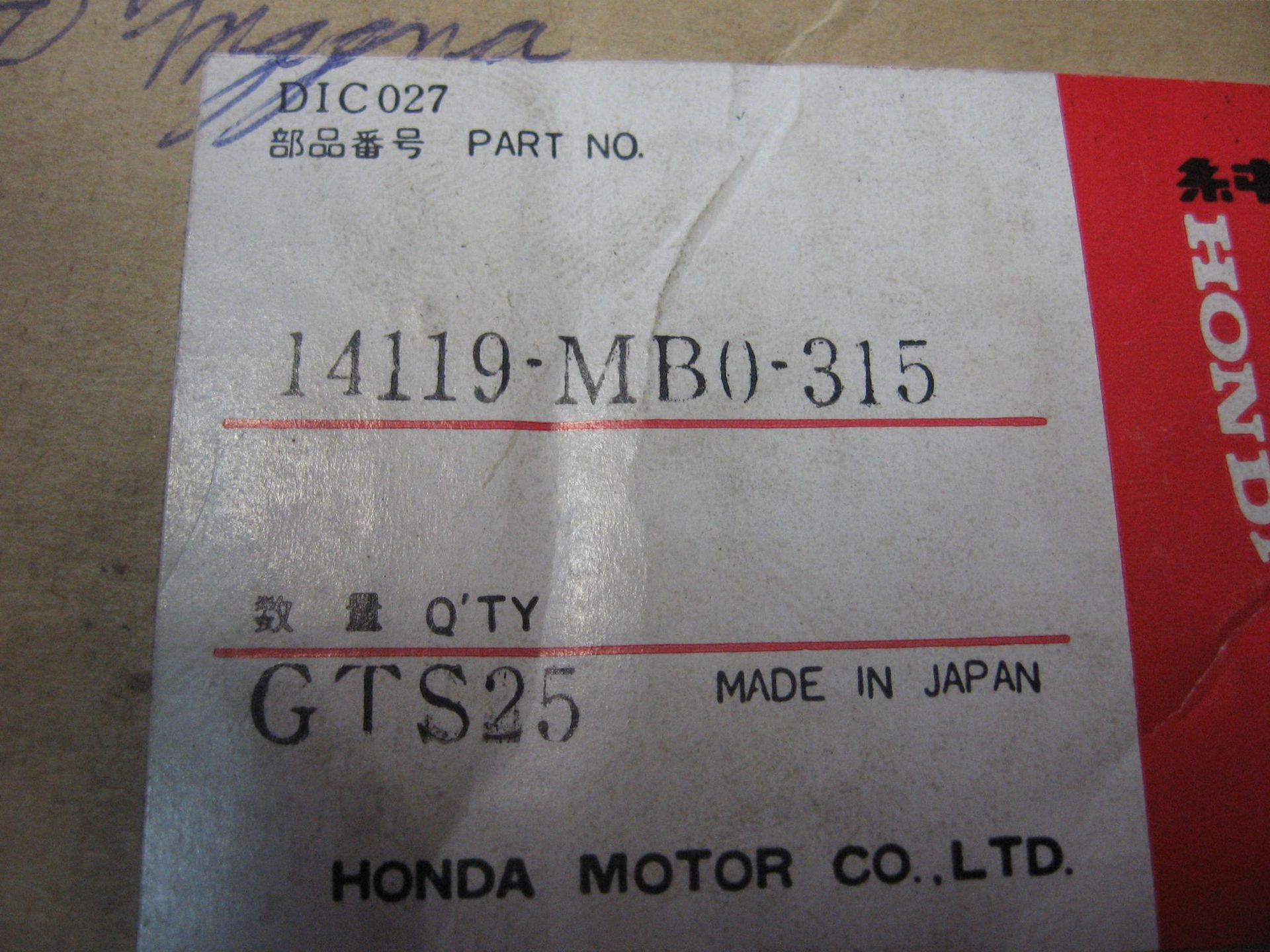 nokkenas voorste  inlaat + 2 tuimelaars -vf750 s+c 1982	nos	oem		14119-mb0-315