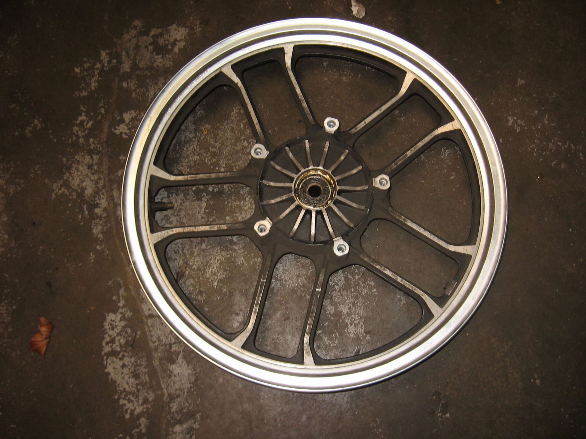 voorwiel D.I.D18x2.15	Vf500c 1984-85 vt500c 84-85, vf500ft 84	44650-mf5-770