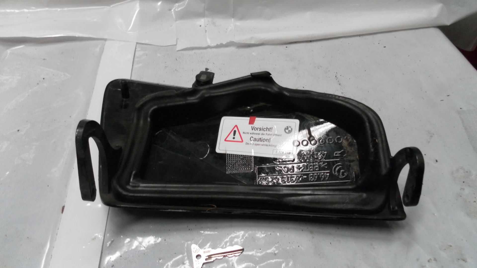 deksel opbergvak  links met slot en sleutel	R1100rt  94-2001 , r1150rt 00-06	46632351843	46632313623