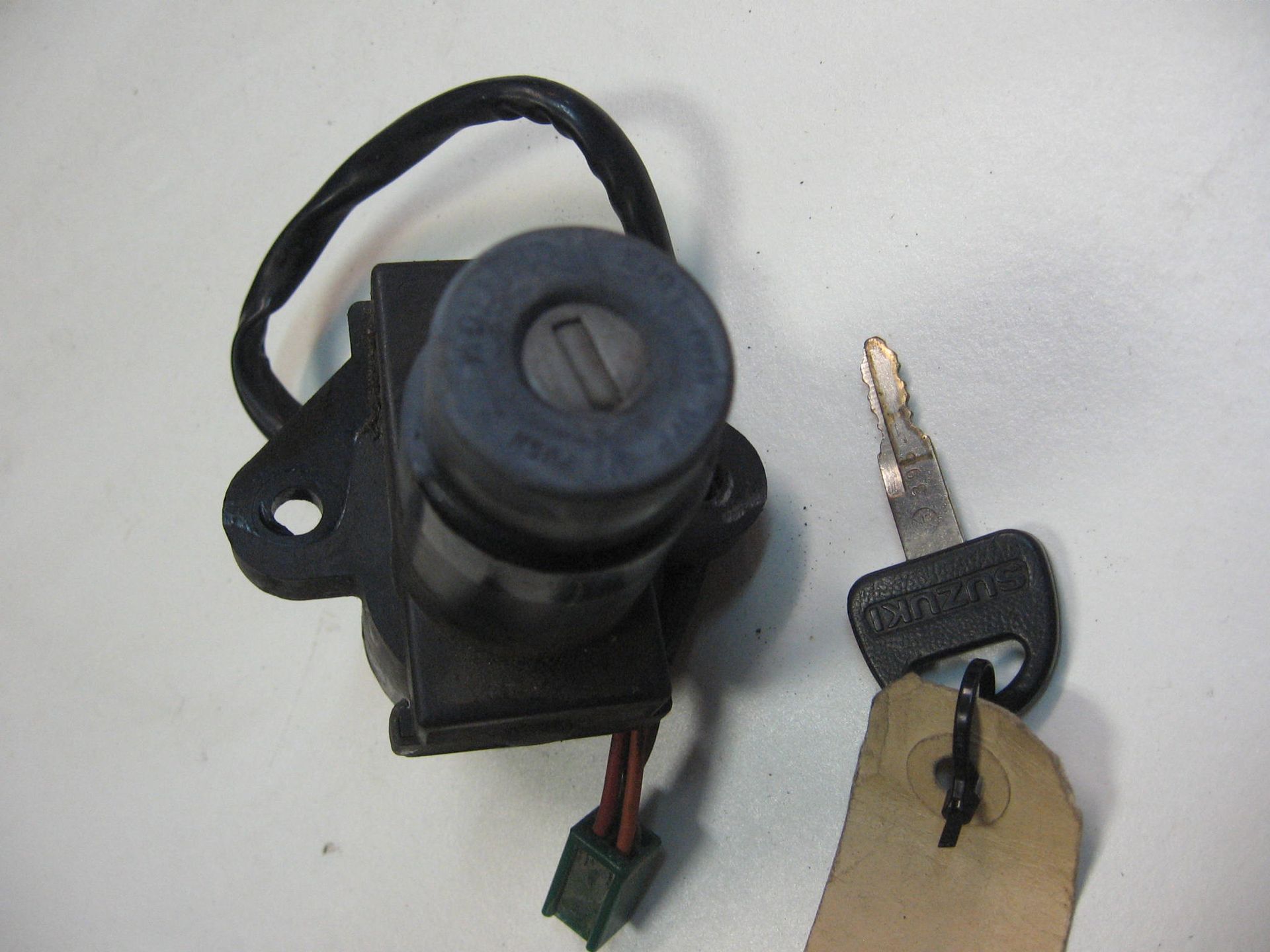 Contactslot met tankdop (1 sleutel) // gsx400e , gs450l		37100-31301 	37100-30B20