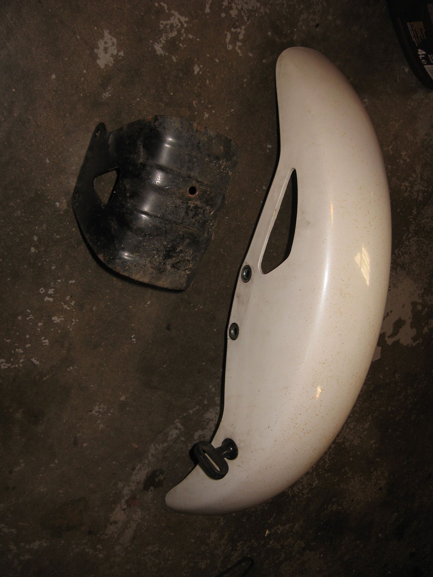 voorspatbord met beugel	gsx400e  	53111-44400 , 53111-44401 , 53111-444002 , 	53114-44400		gebruikssporen en aanslag buitenkant