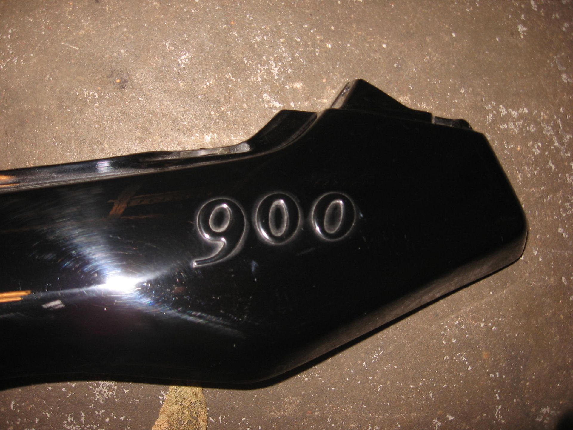 zijkap frame links // daytona 900 	T2305501	Nummer 2300881 , krasjes