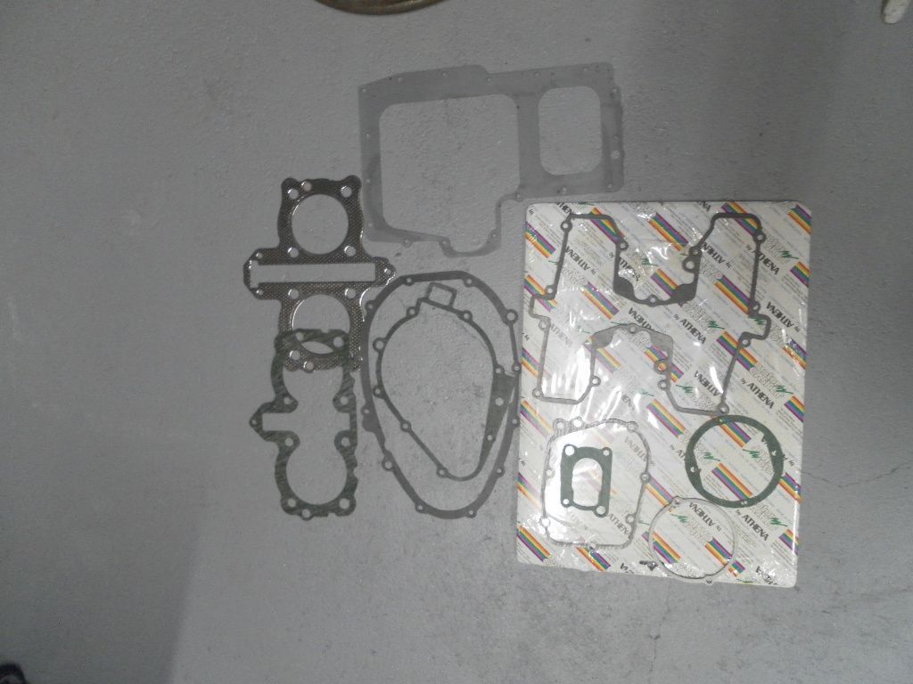 Pakkingset blok  , 	kz750 B1-B4 76-84 , KZ750 G1 , KZ750 M1 CRS	athena	koppakking voetpakking , blokdekselpakking , kleppendekselpakking carterpanpakking , o.a vervangend voor  	1100-11023 0084078 , 1100-9042 , 1404-6033 , 1106-01427 , 1611-2004 ,