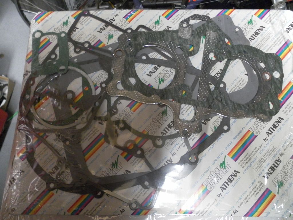 Pakkingset blok  , 	kz750 B1-B4 76-84 , KZ750 G1 , KZ750 M1 CRS	athena	koppakking voetpakking , blokdekselpakking , kleppendekselpakking carterpanpakking , o.a vervangend voor  	1100-11023 0084078 , 1100-9042 , 1404-6033 , 1106-01427 , 1611-2004 ,