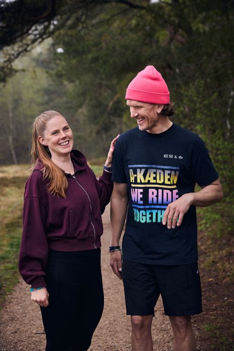 Thomas og Anne står ved siden af hinanden på en sti i skoven.