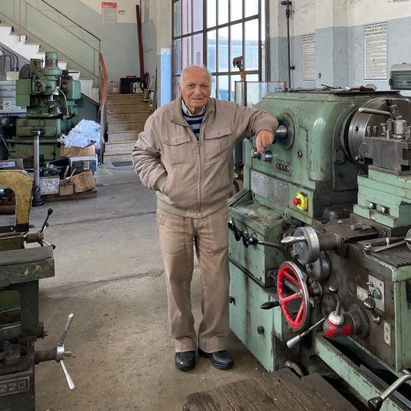Giovanni Poddighe appoggiato al tornio