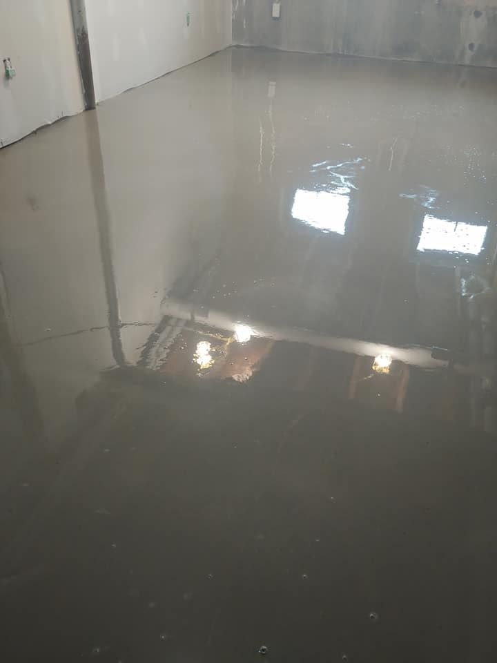 Une pièce avec un sol brillant et un reflet de lumières à l'intérieur.