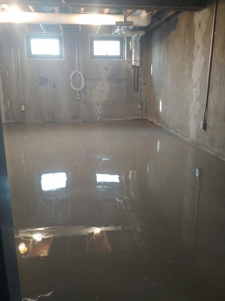 Un sous-sol inondé avec beaucoup d'eau sur le sol.