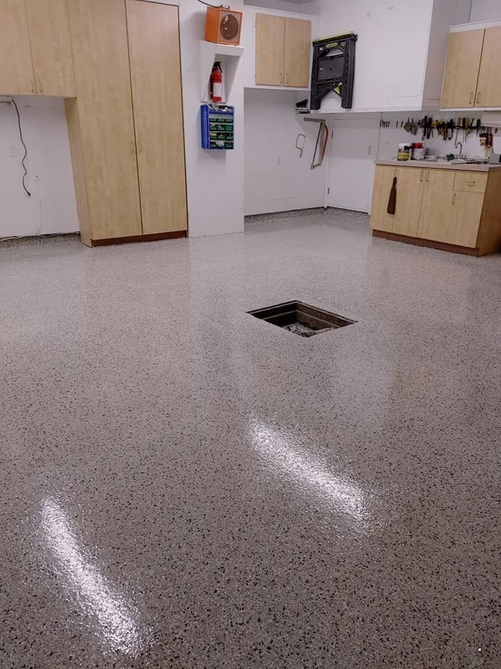 Un garage avec un trou dans le sol et des armoires