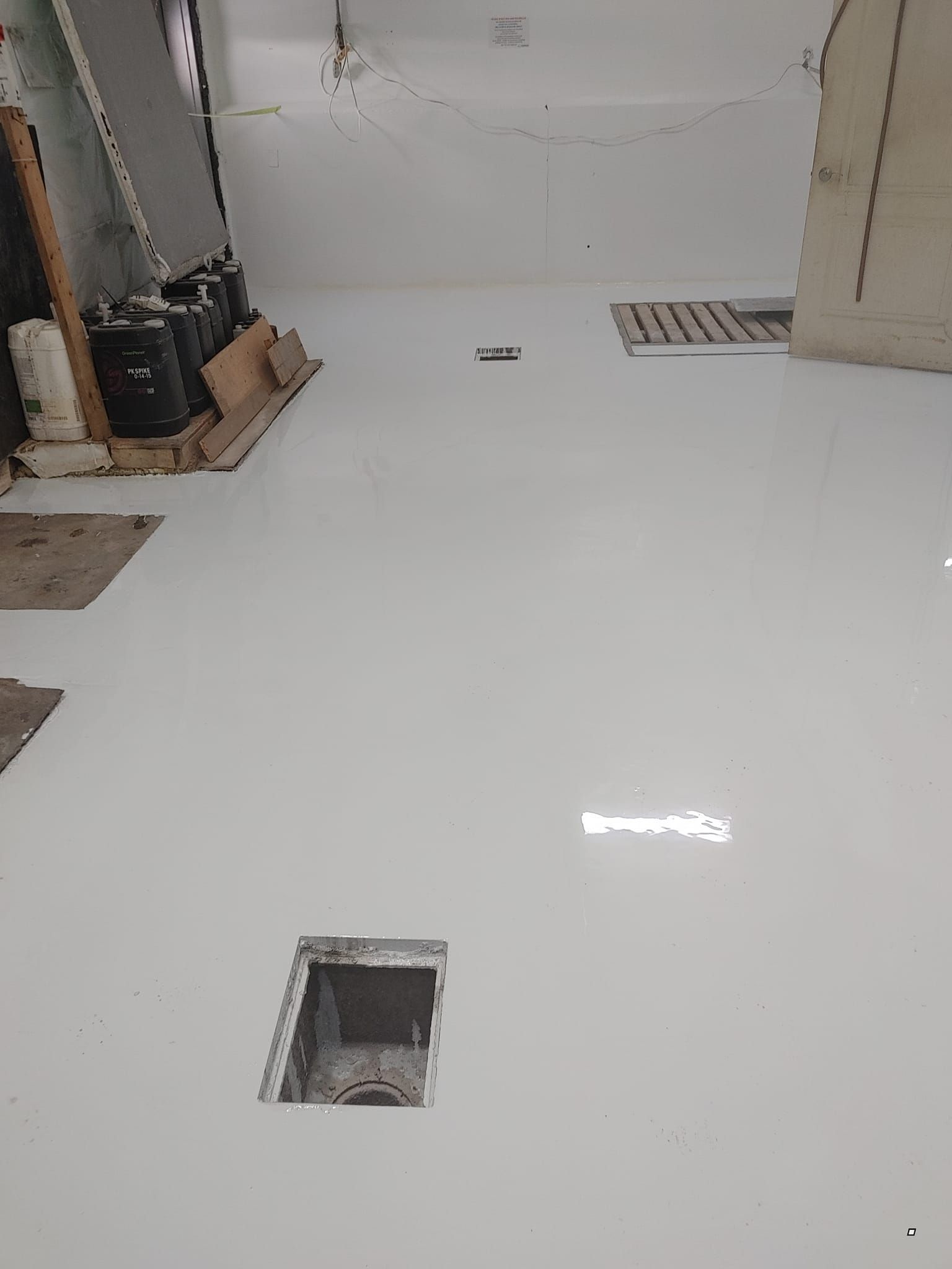 Un sol blanc avec un trou au milieu.