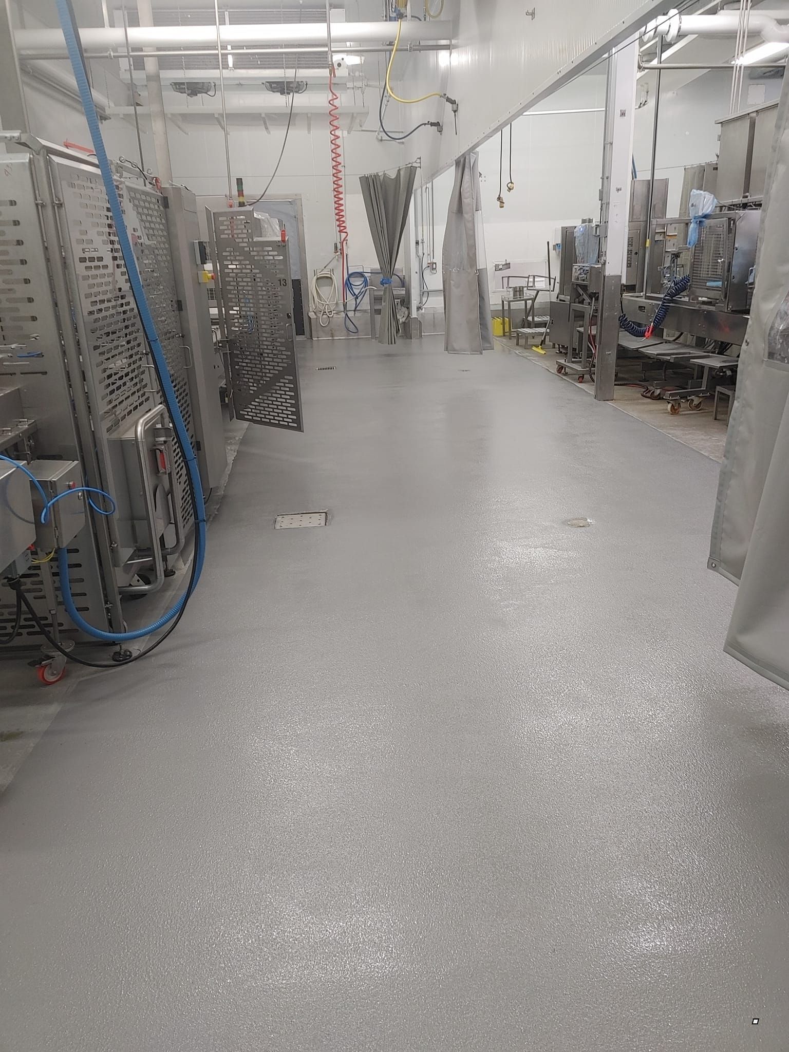 Une grande pièce remplie de nombreuses machines dans une usine.