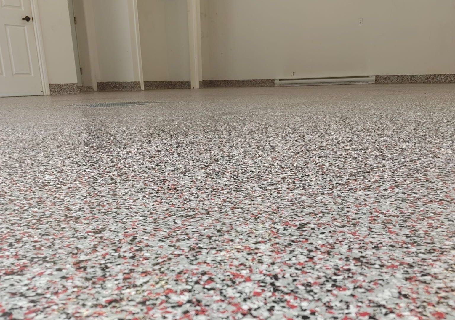 Un sol de garage avec beaucoup de petits cailloux dessus.