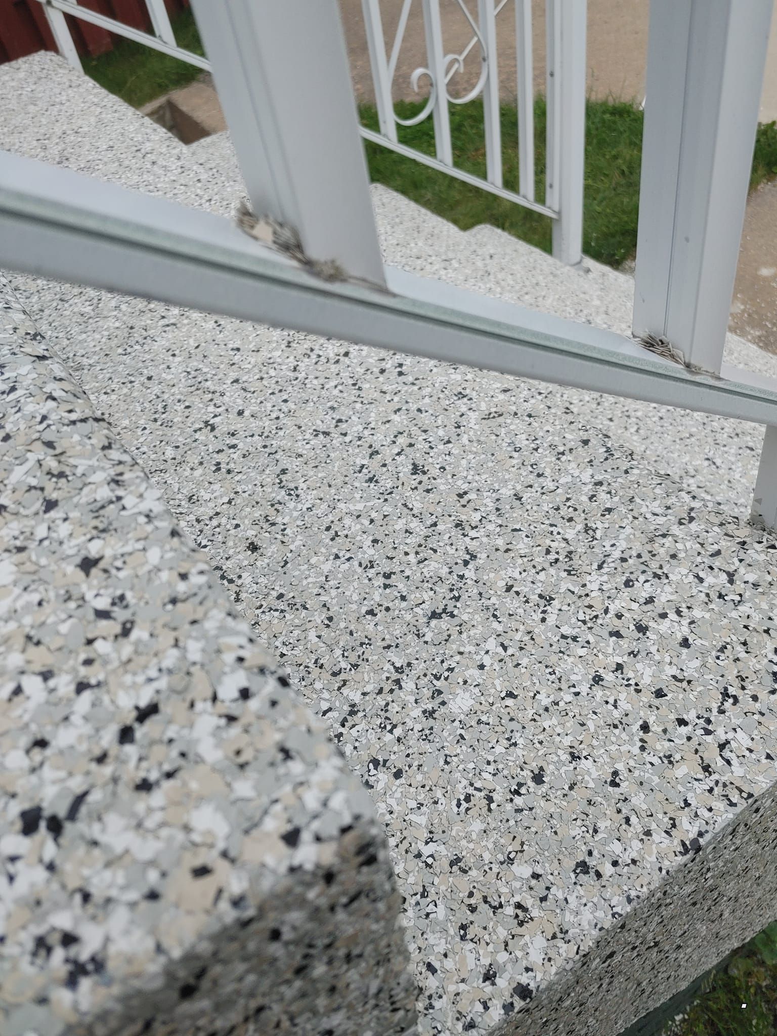 Un gros plan d'un escalier avec une rampe blanche.