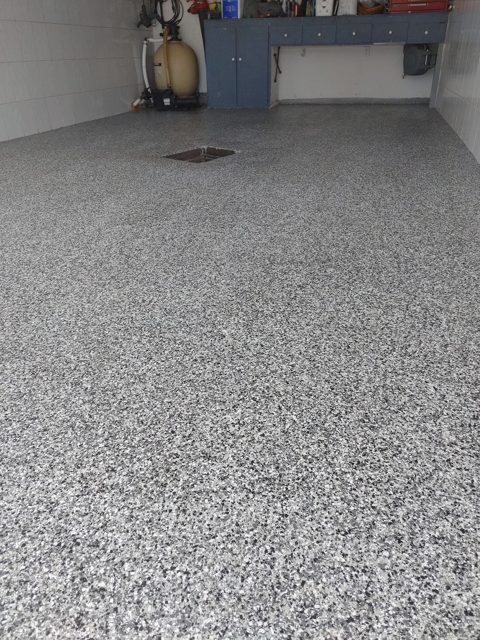 Un sol de garage avec beaucoup de petites pierres dessus.