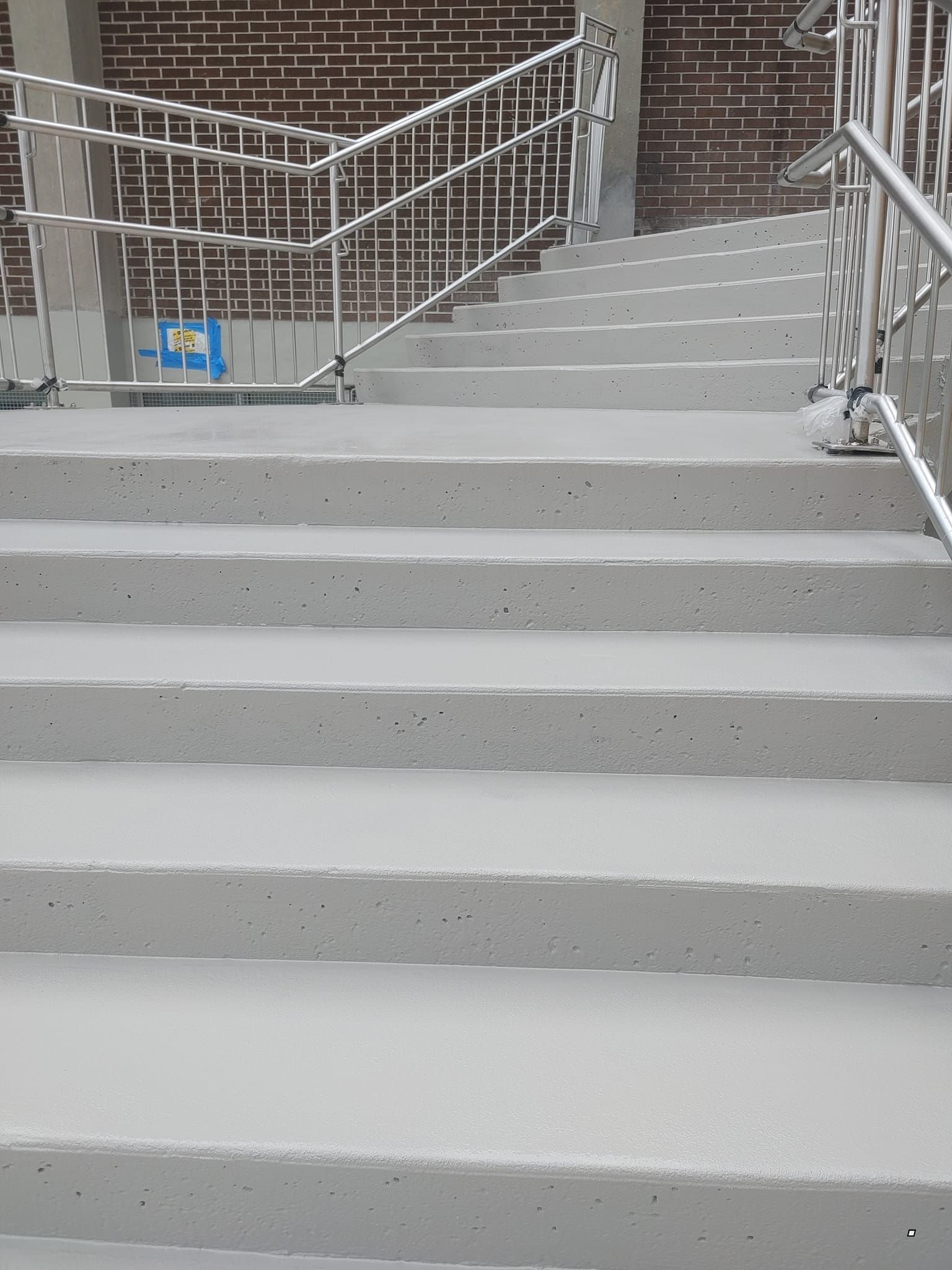 Un escalier avec une rampe en acier inoxydable