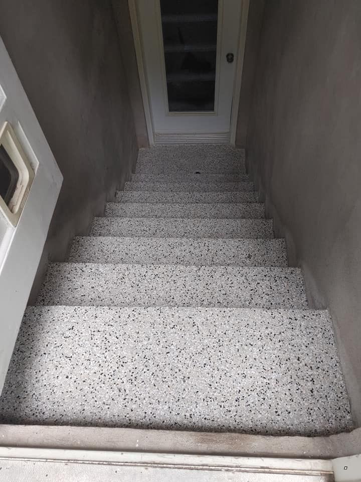 Un ensemble d'escaliers menant à une porte dans un sous-sol.