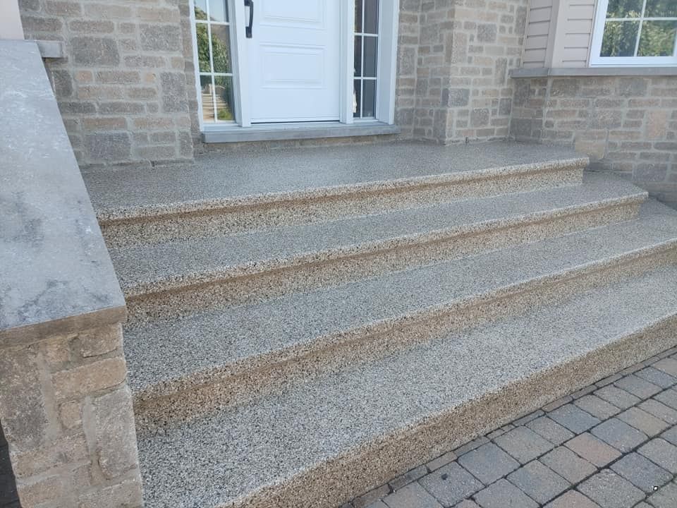 Un escalier menant à la porte d'entrée d'une maison