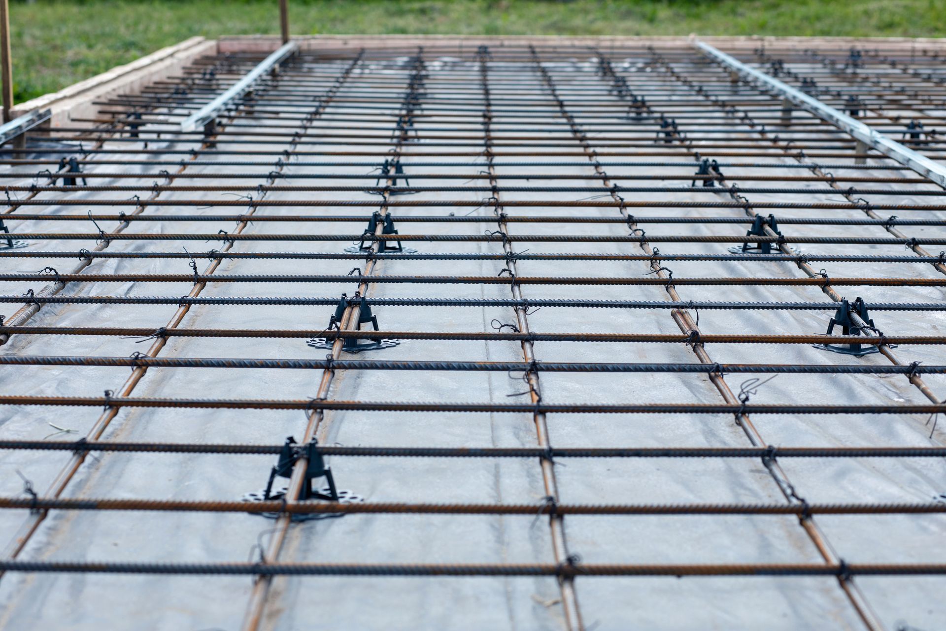 Un gros plan d'une fondation en béton en construction.