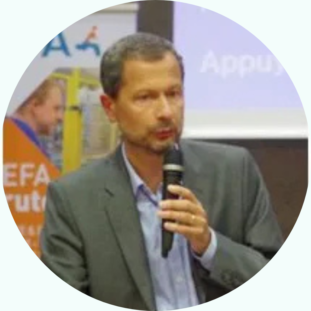 Homme avec micro, faisant une présentation