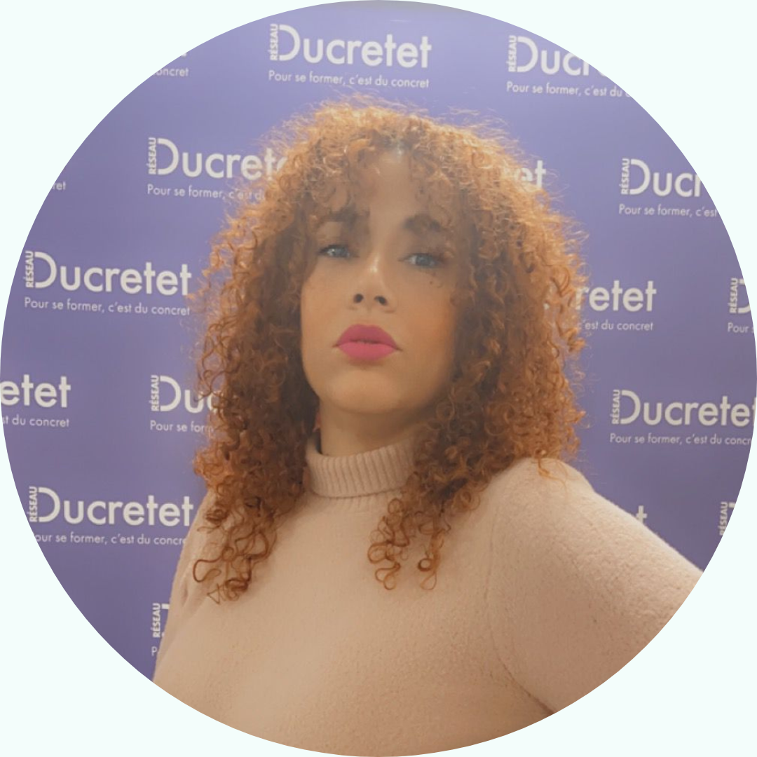 Femme aux cheveux roux bouclés, au rouge à lèvres rose et au pull beige devant un fond violet 