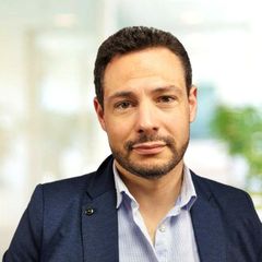 Homme aux cheveux noirs courts et à la barbe de trois jours