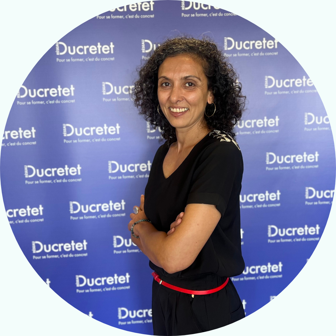 Femme aux cheveux bouclés, les bras croisés, souriante