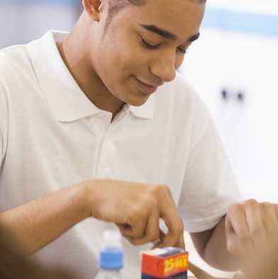 Photo d'un garçon en train de manger
