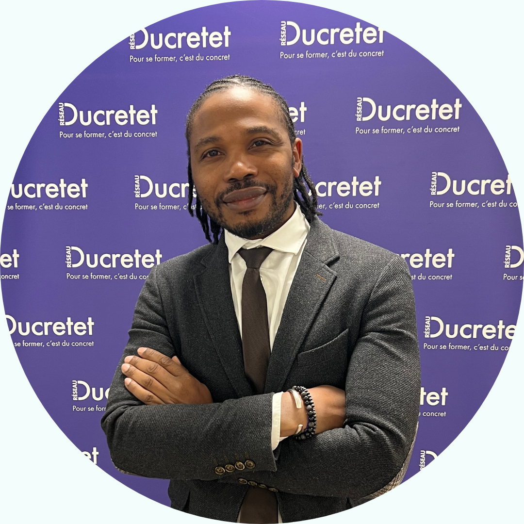 Homme en costume, bras croisés, sur fond violet avec inscription 