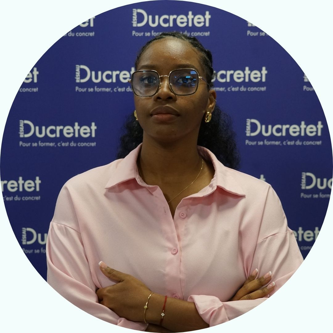 Femme en chemise rose et lunettes devant un fond bleu avec le texte 