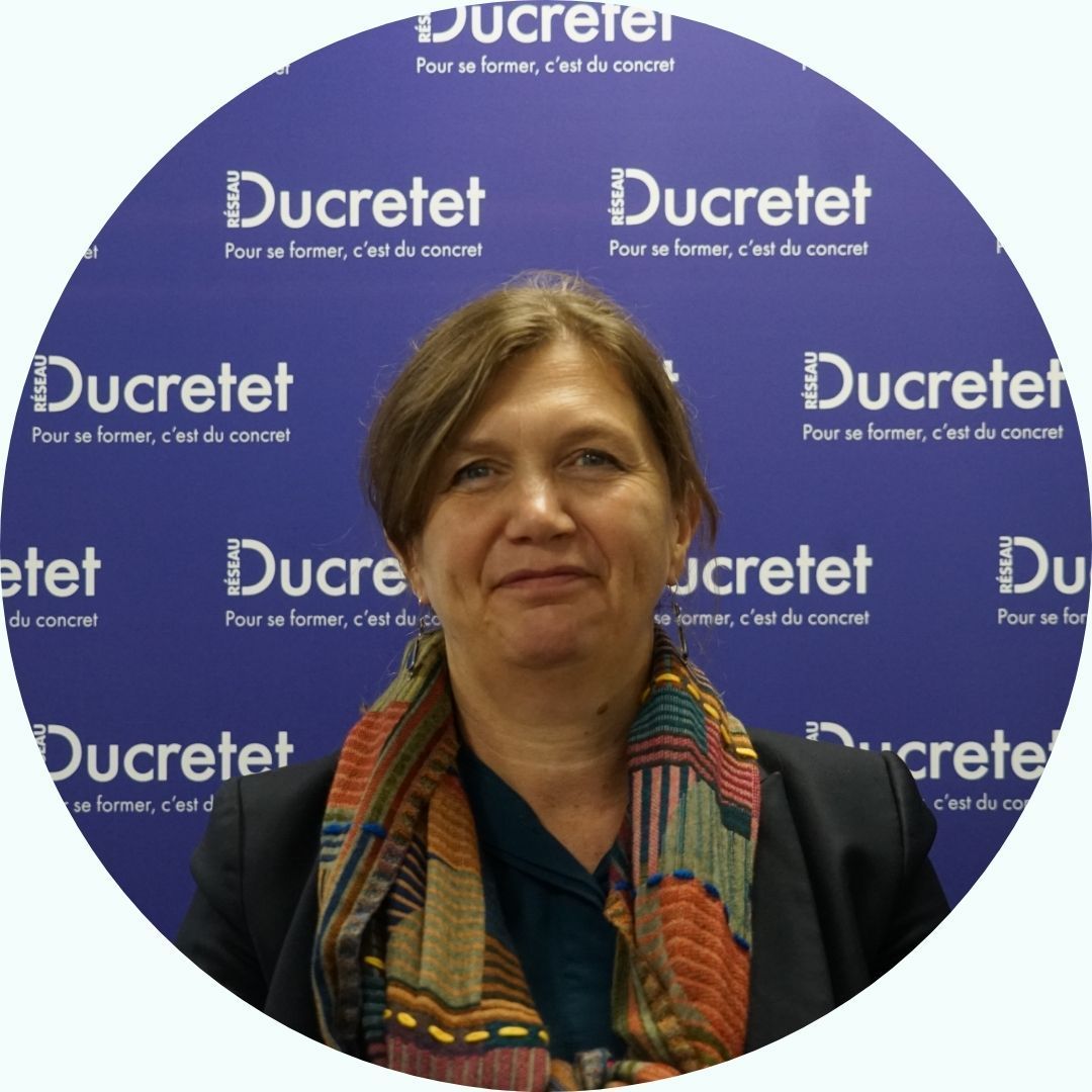 Femme aux cheveux mi-longs et au foulard à motifs devant un fond Ducrétet.