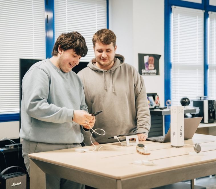 Deux hommes dans un atelier
