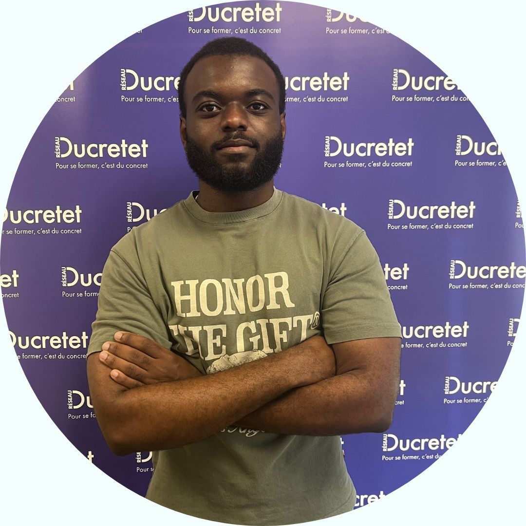 Homme avec barbe et bras croisés, portant un t-shirt vert avec 