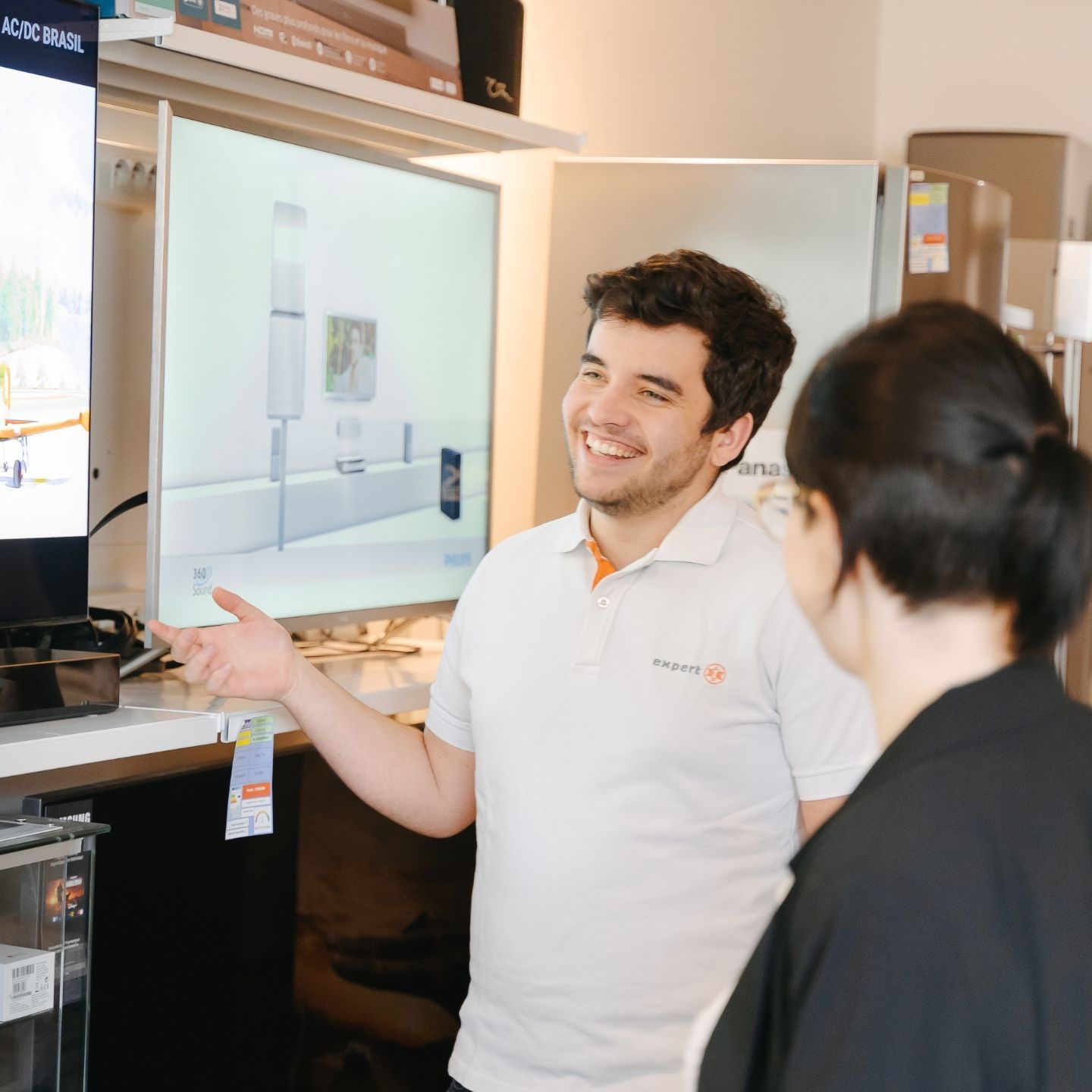 Apprenant Ducretet en train de conseiller une cliente avant achat dans le cadre de sa formation de conseiller de vente