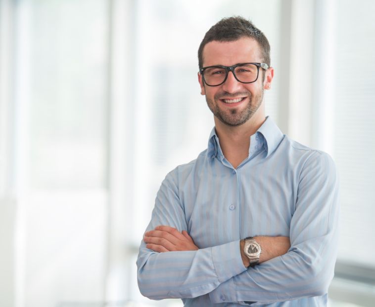 Photo d'un manager commercial débout en train de poser