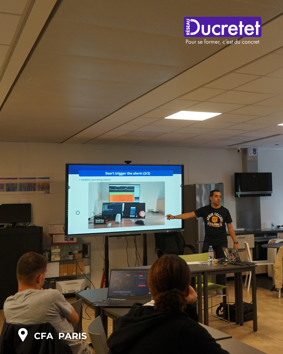 Les apprenants de la formation TIEC assistant à une masterclass d'un ancien de Ducretet sur les enjeux de la cybersecurité
