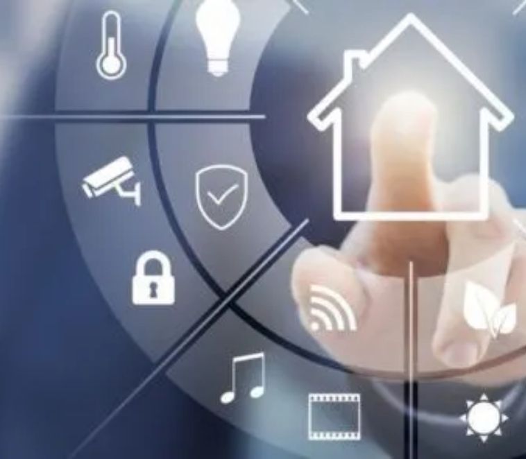 Une personne touche l'interface d'une maison intelligente