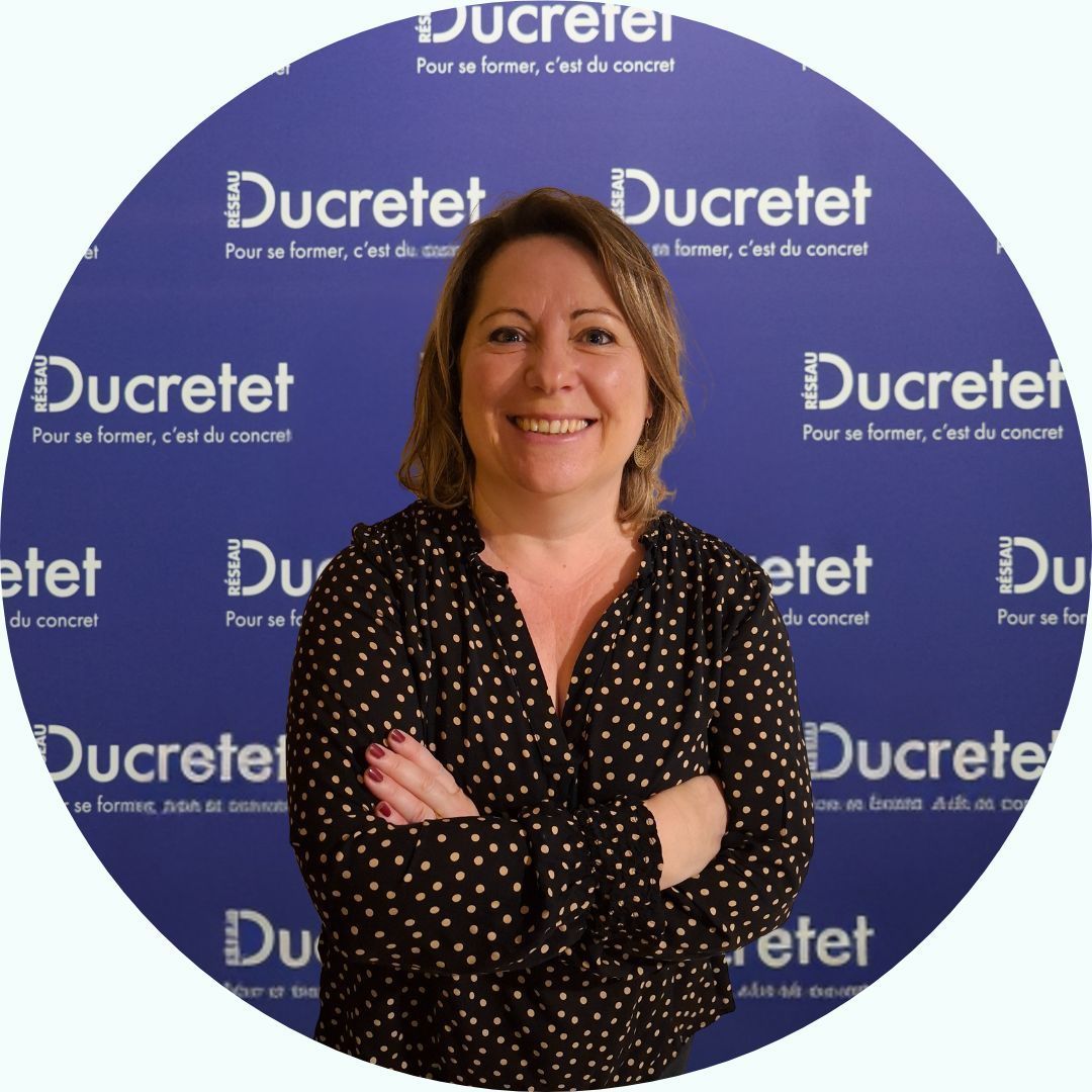 Femme aux cheveux noirs, souriante. Portrait en noir et blanc.