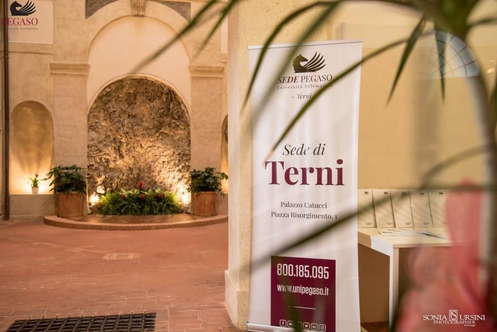 Un cartello davanti a un edificio che dice termini