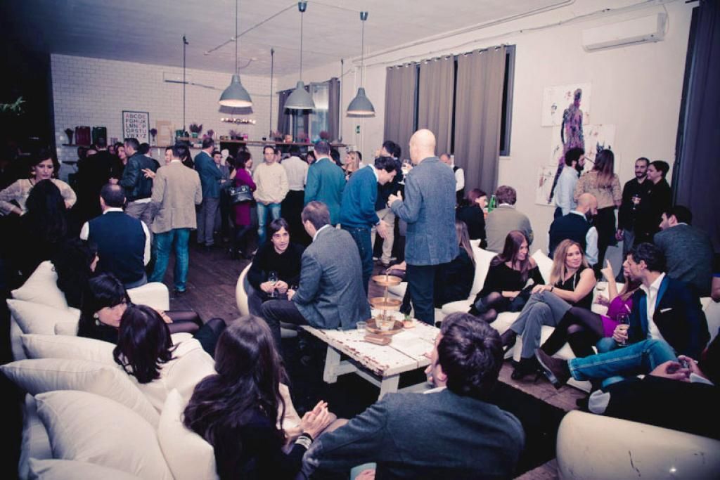 Un folto gruppo di persone è riunito in una stanza.