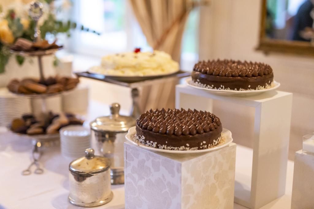 Ci sono molti tipi diversi di torte sulla tavola.