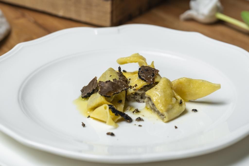 Un primo piano di un piatto di cibo su un tavolo.