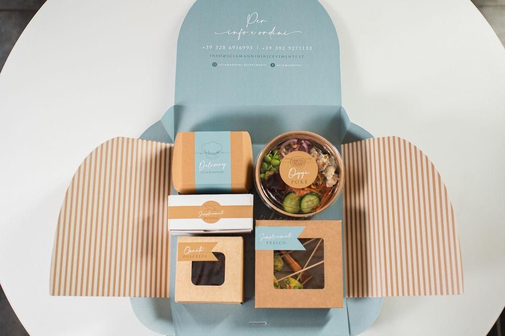 Su un tavolo c'è una scatola di cibo.