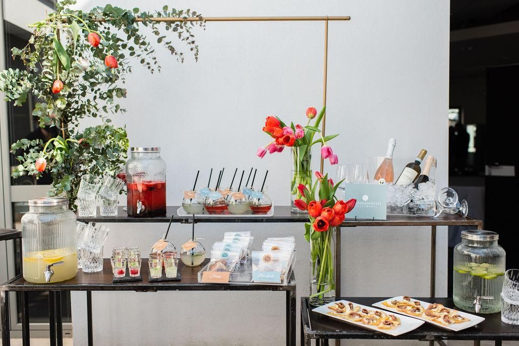 Un tavolo con una varietà di cibi e bevande.