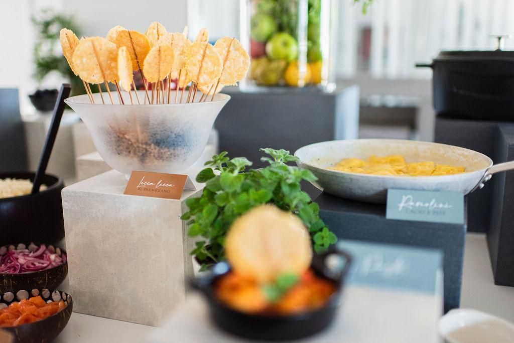 Ci sono molti tipi diversi di cibo sulla tavola.