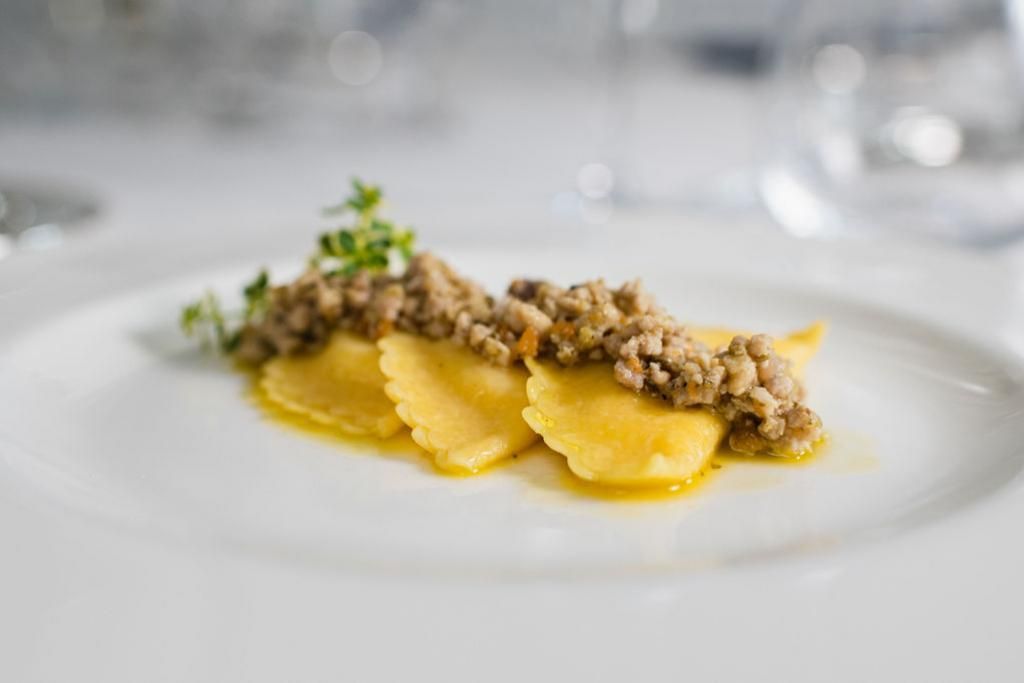 Un primo piano di un piatto di cibo su un tavolo.