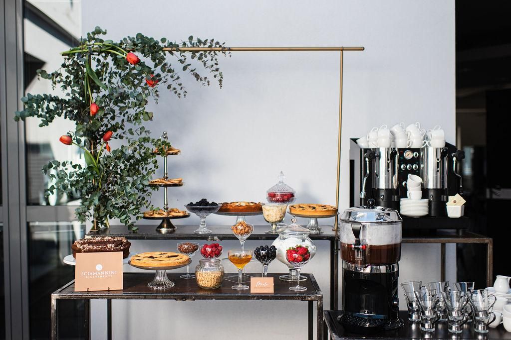 Un tavolo con una varietà di dessert e bevande.