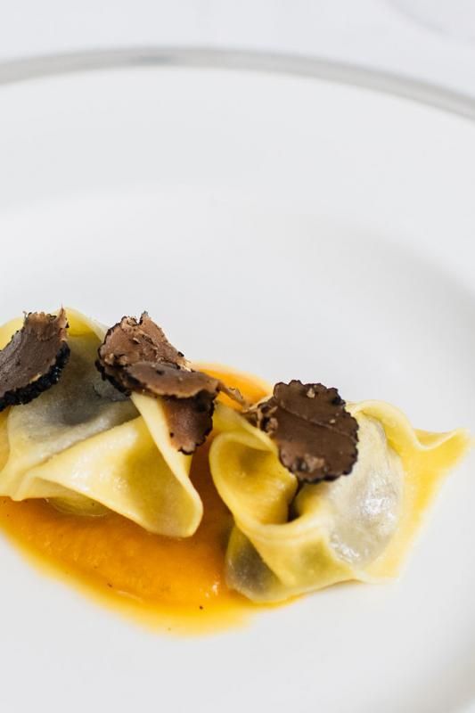 Un primo piano di un piatto di cibo con salsa sopra