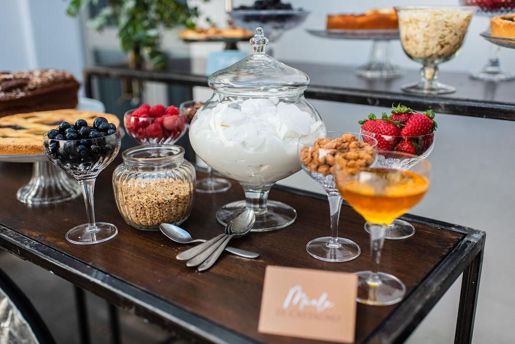 Ci sono tanti tipi diversi di dolci sulla tavola.