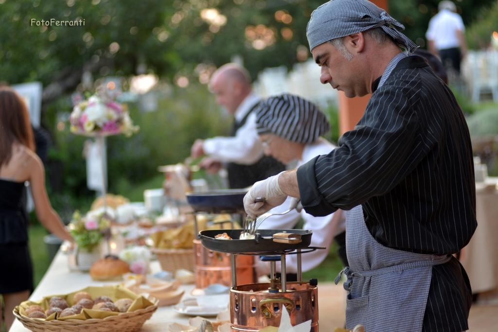 Un uomo sta preparando il cibo al tavolo del buffet.