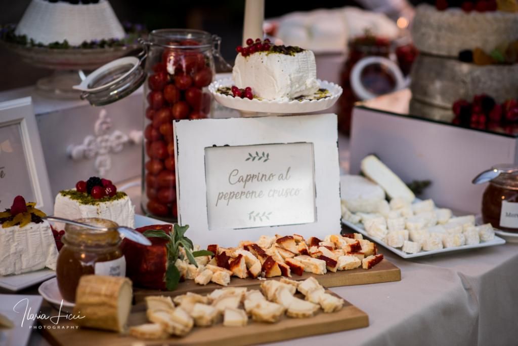 Un tavolo con una varietà di cibi e un cartello con sopra la scritta 